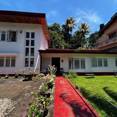 No 06 Veediya Bandara Lane Bahirawakanda Канди Екстериор снимка